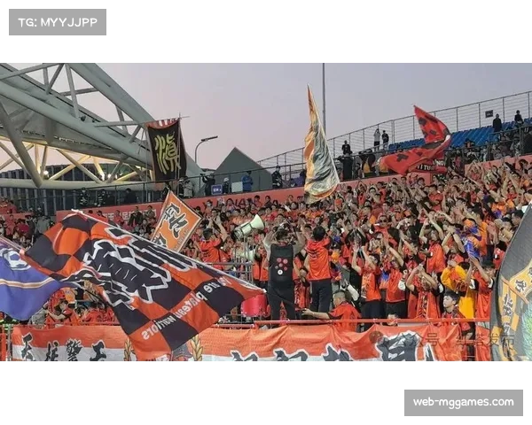 玉溪主场赛后球员绕场致谢，标语相约2026赛季