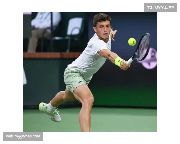 特写:德约科维奇在印第安维尔斯训练中测试新型球拍